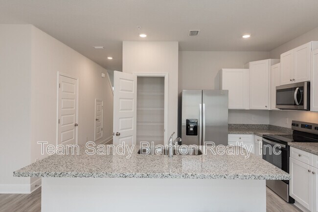 Building Photo - 8706 Meadow Flower Ln