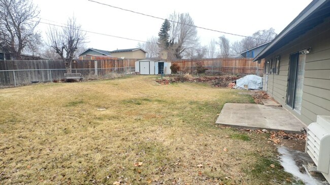 Building Photo - Charming 3BR/2.5BA Home with Fenced Yard in NE Madras