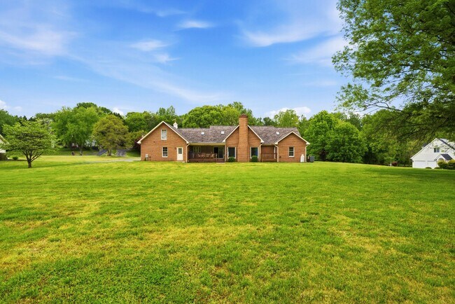 Building Photo - 1126 Somerset Ln