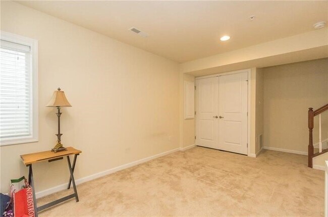 Building Photo - 627 Edison Dr