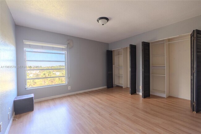 Building Photo - 430 Commodore Dr