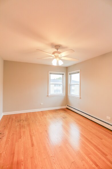 Building Photo - 8614 W Berwyn Ave