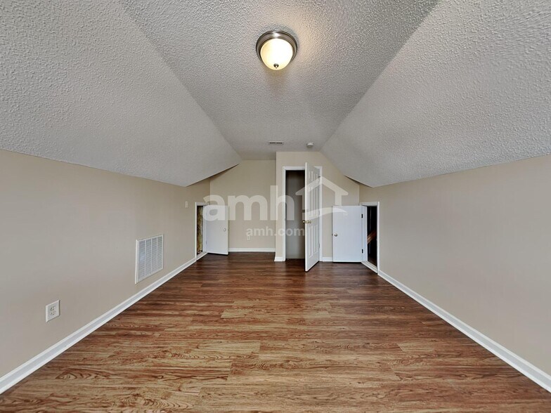 Building Photo - 4038 River Falls Dr