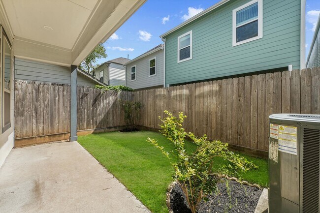 Building Photo - Exquisite 2-Story Home in a Prime Location...