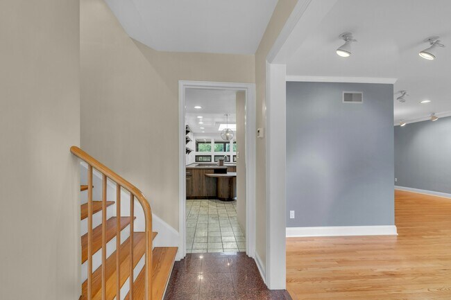 Building Photo - 370 Holland Ln