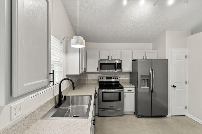 Building Photo - 2583 Woodhill Dr