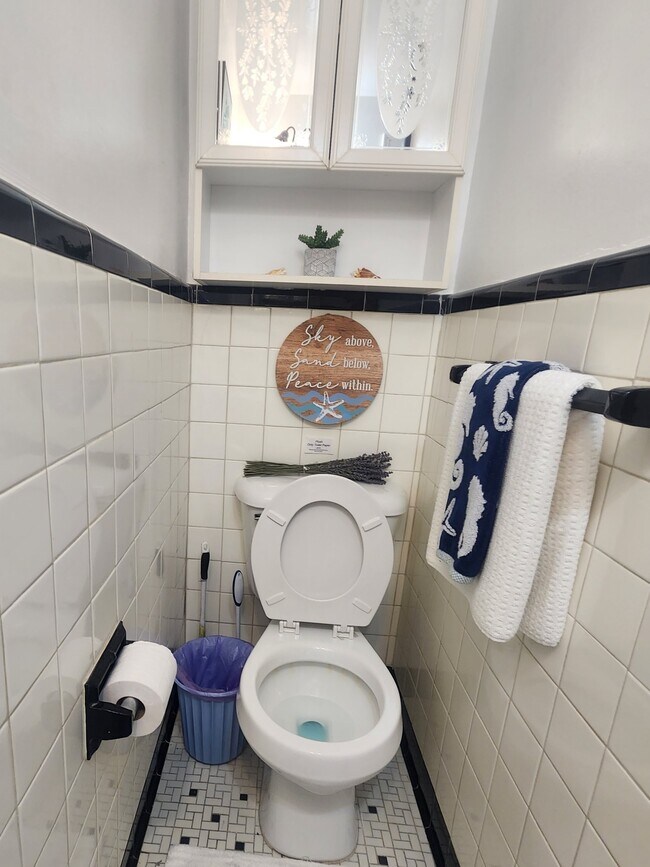 Building Photo - 483 E Shore Dr