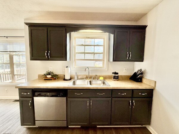 Building Photo - Spacious 3 bedroom 2 bathroom home