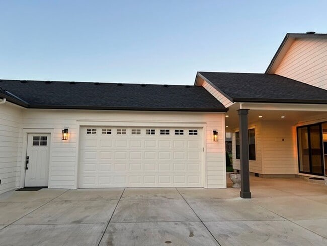 Building Photo - 3Bd/2Ba Single Story House - Available to ...