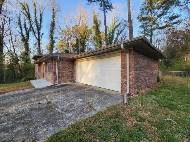 Building Photo - 3146 Vandiver Dr