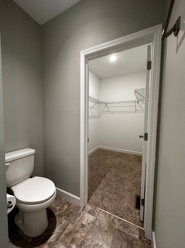 Building Photo - Spacious 3 Bedroom, 3.5bath in central Joh...
