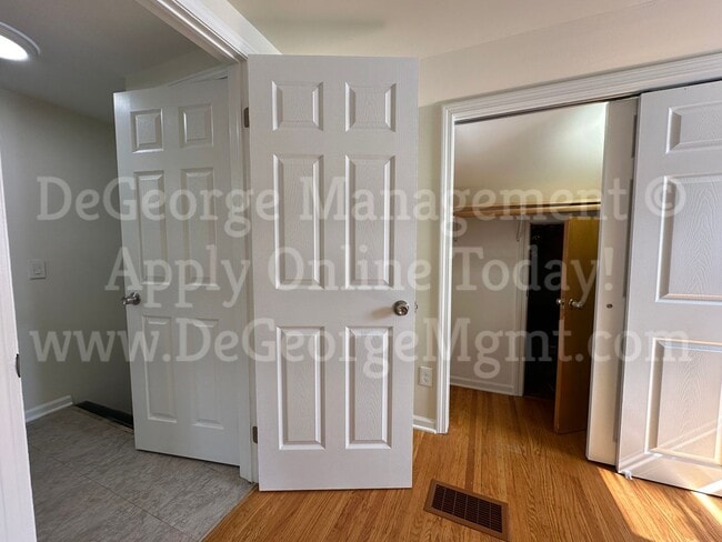 Building Photo - Gorgeous Spacious 4 Bedroom 1.5 Bath Singl...