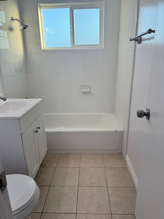 Building Photo - 1 BDRM DOWNSTAIRS AVAILABLE!