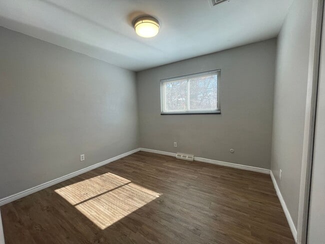 Building Photo - $0 DEPOSIT OPTION. TRI-LEVEL AURORA HOME WITH MODERN AMENITIES AND SPACIOUS INTERIORS