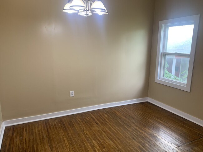 Building Photo - 2 Bedroom Upper Close to Downtown!