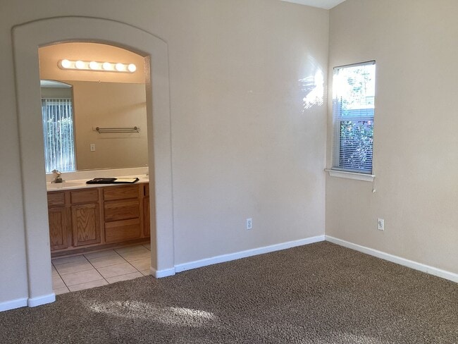 Building Photo - Northeast Single Story Home in River Oaks ...