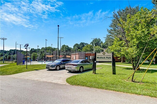 Building Photo - 2127 Desmond Dr