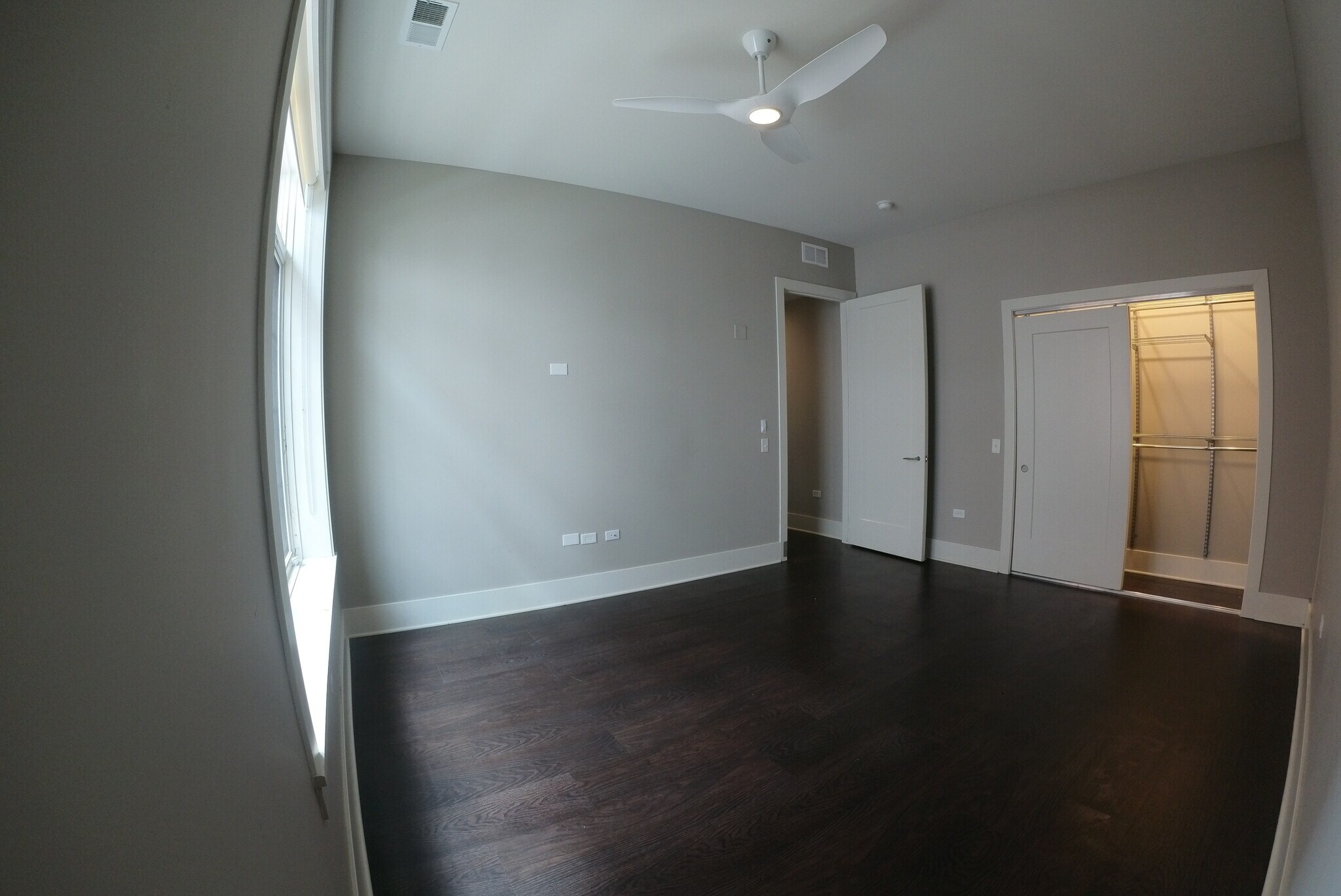 Building Photo - 2058 N Clark St