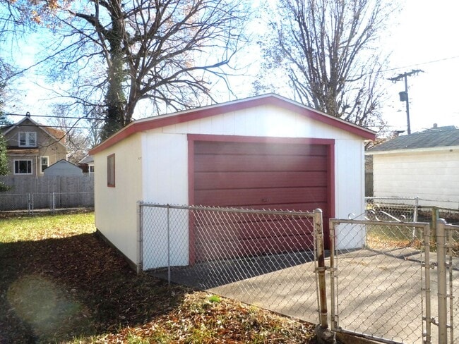 Building Photo - Two Bedroom Home with Washer/Dryer Hookups in Full Basement!