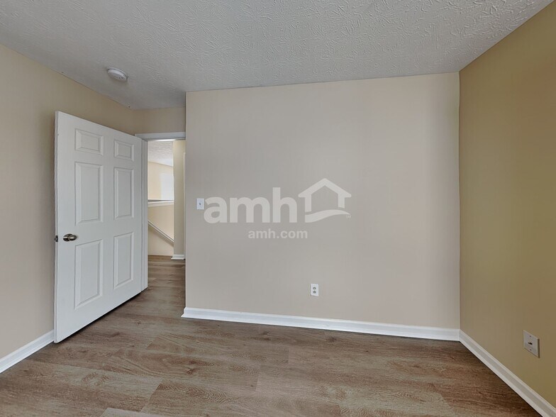 Building Photo - 5640 Rambling Dr