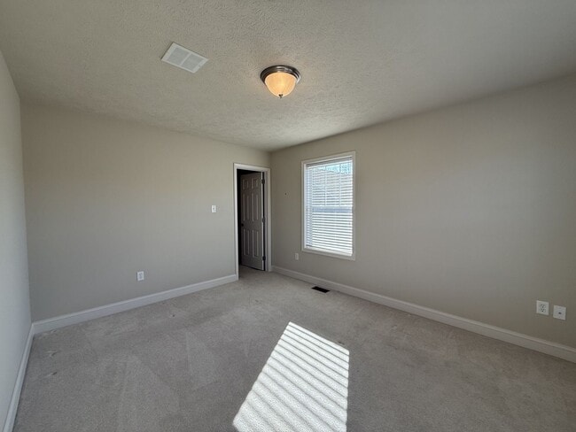 Building Photo - Three Bedroom Collegiate Station Home