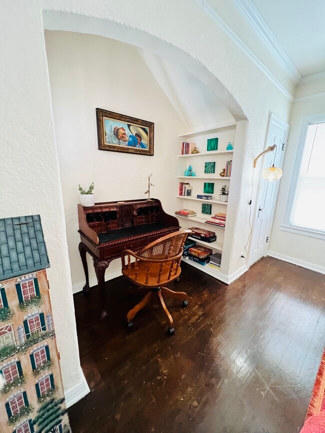 Work space - 417 Club Dr