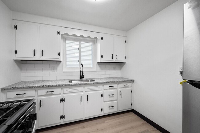 Building Photo - Charming 2 bedroom home in McKees Rocks available May 1!