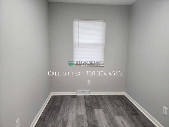 Building Photo - 2557 Edwin Ave