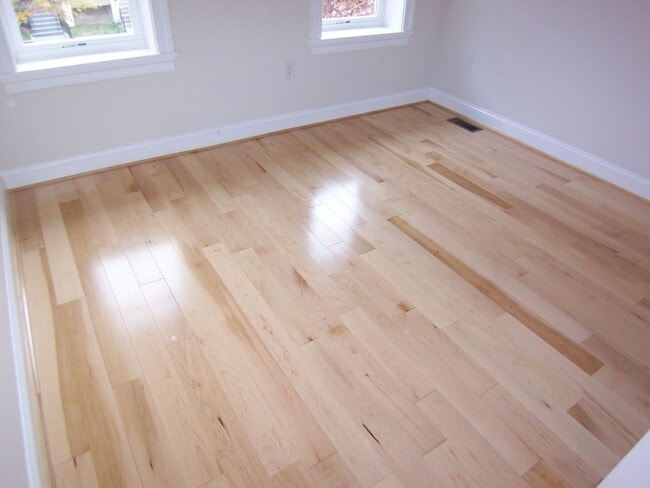 Building Photo - Large 3BR/2.5BA with yard and parking H St...
