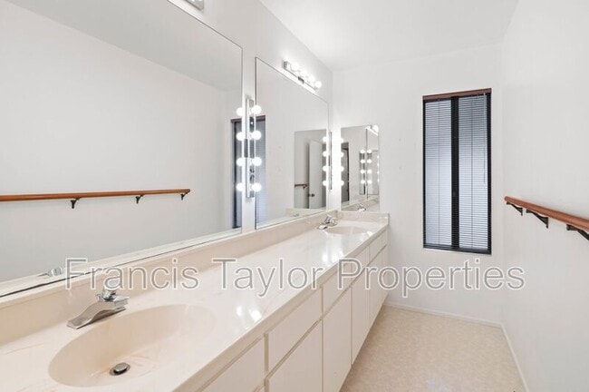 Building Photo - 2250 Vista Grande Dr