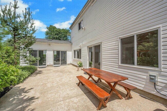 Building Photo - 77 Greenwood Ln