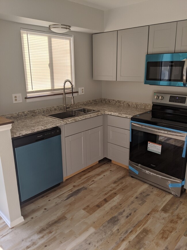 Building Photo - 7949 Lexington Park Dr