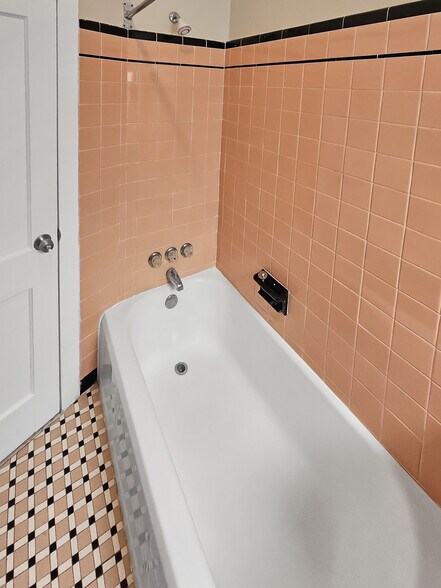 Building Photo - 2005 Mercy St