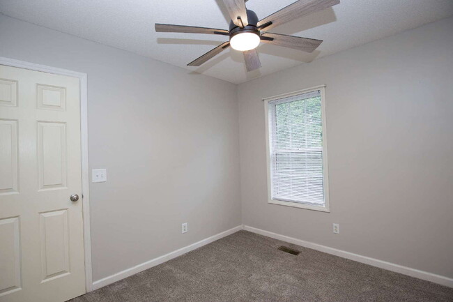 Building Photo - Charming 3 Bedroom, 2,5 Bath home with hug...