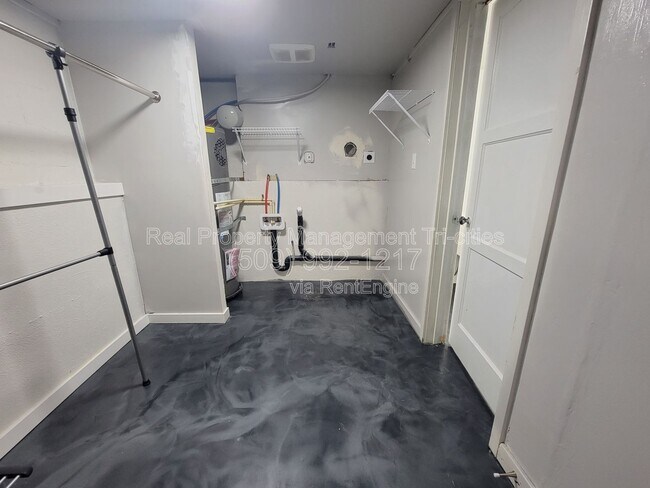 Building Photo - 400/402 Barth Ave