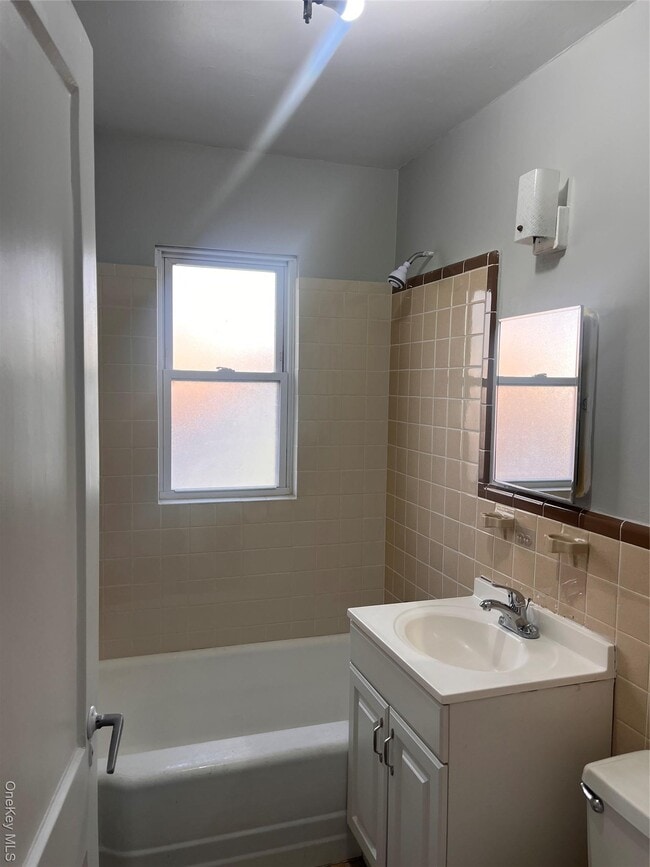 Building Photo - 18 Boone St