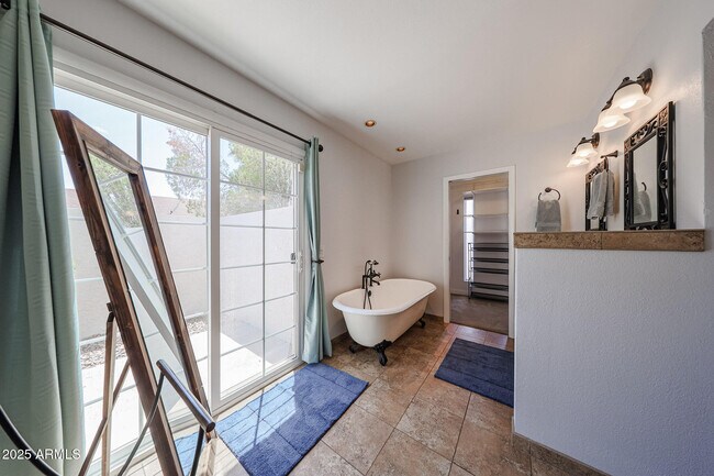 Building Photo - 601 E Forest Hills Dr