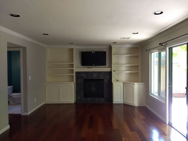 Building Photo - Updated 3 Bed 2.5 Bath Home!