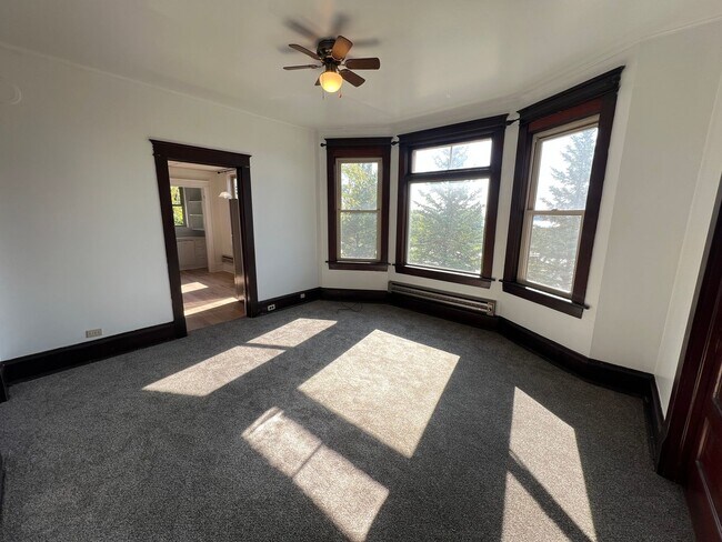 Building Photo - 2+ Bedroom Apartment - AVAILABLE AUGUST 1st!