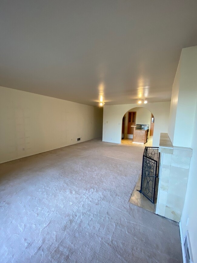 Building Photo - 3816 Beach Dr SW