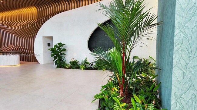 Building Photo - 700 NE 24th St