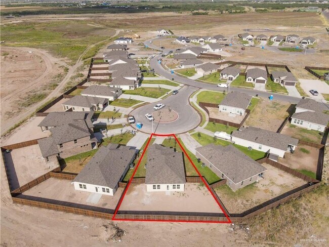Building Photo - LARGE HOME! 3 BEDROOM!
