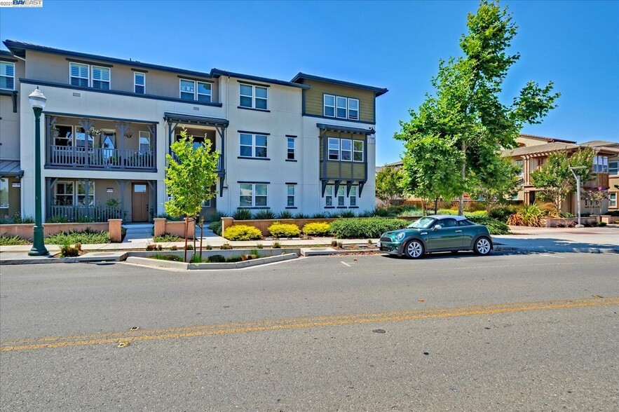 Building Photo - 2741 5th St
