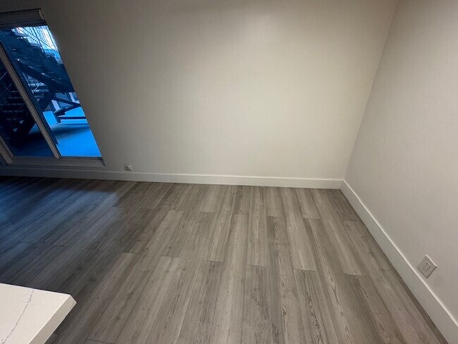 Building Photo - Modern Alamitos Beach 2 bedroom Condo plus...