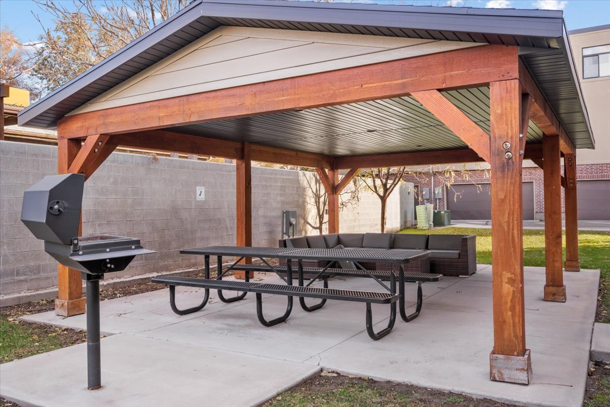 Building Photo - 1411 E Komenda Way