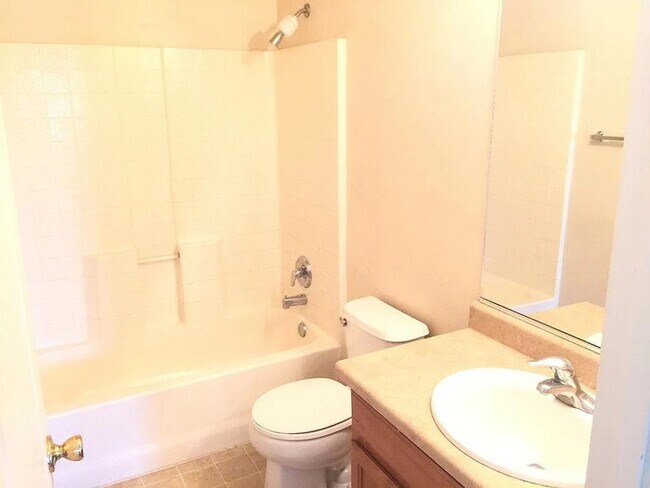 Building Photo - HOUSE FOR RENT