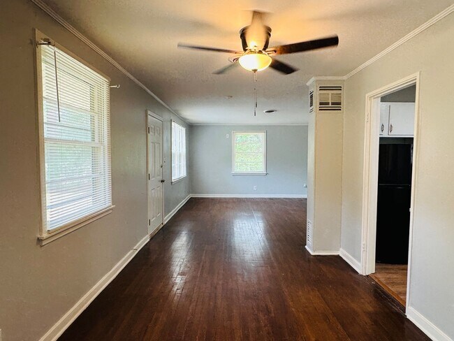Building Photo - Spacious 3 Bedroom / 2 Bath Home – Designe...