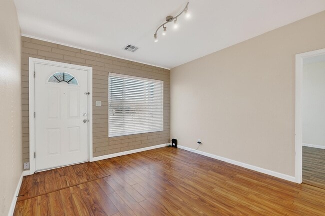 Building Photo - 1237 Pitt St NE