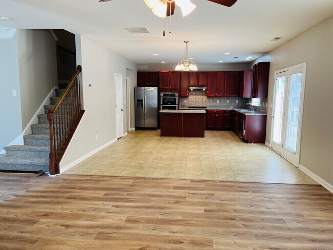 Building Photo - Prime location, lots of extra sqft, fenced...