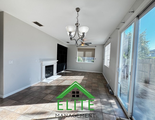Building Photo - Beautiful 3 Bedroom, 2 Bath Home in Desira...